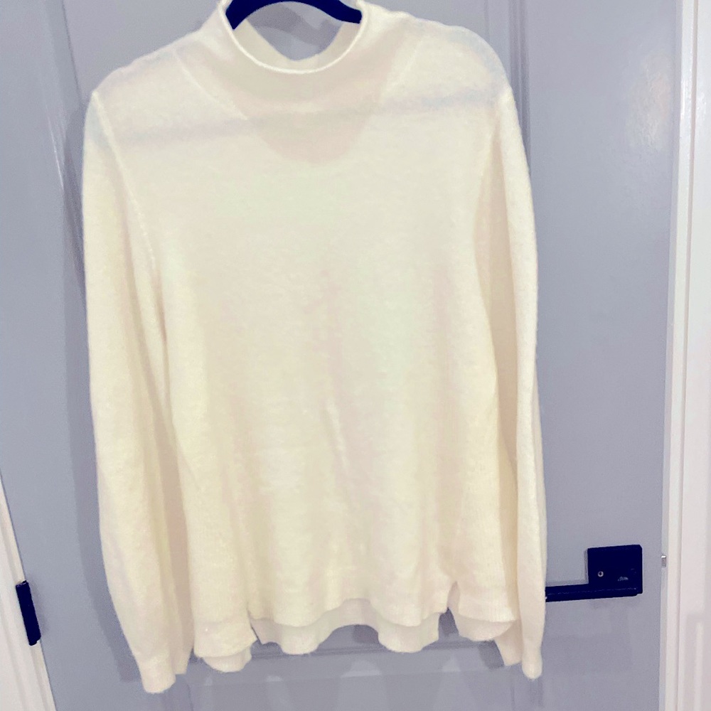 Gibson Lamar size large, winter white sweater!